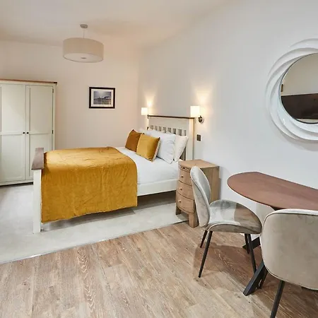 Host & - Pods Apartment